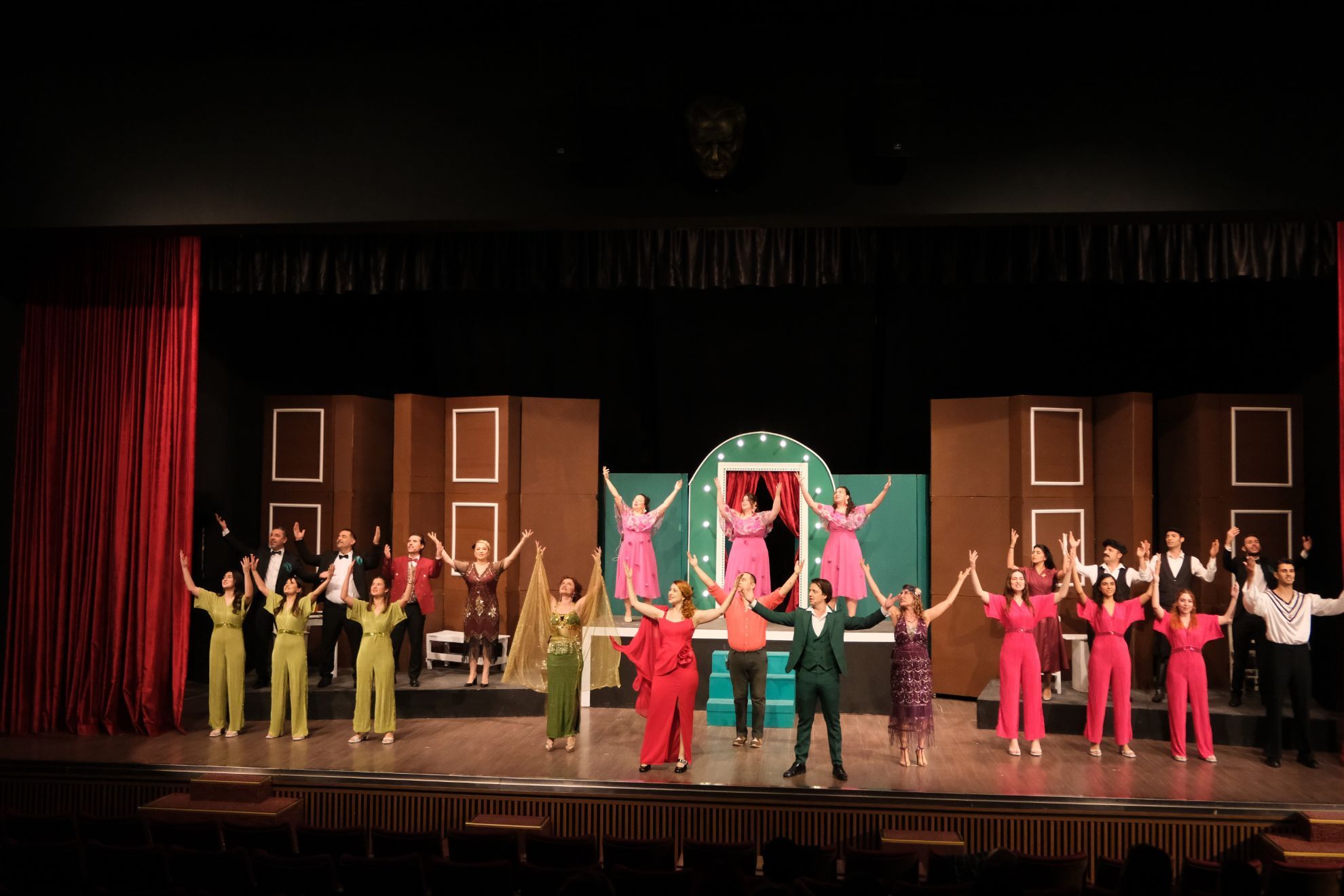 Sahne Tozu | HİSSELİ HARİKALAR KUMPANYASI için detayları göster