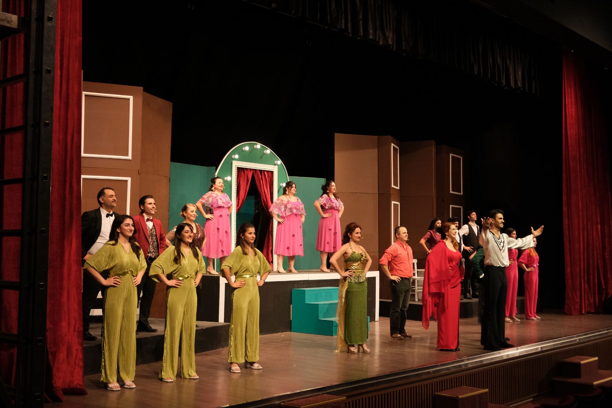 Sahne Tozu | HİSSELİ HARİKALAR KUMPANYASI için detayları göster