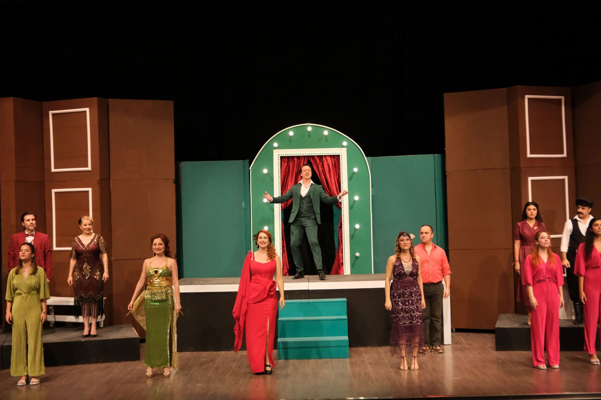 Sahne Tozu | HİSSELİ HARİKALAR KUMPANYASI için detayları göster